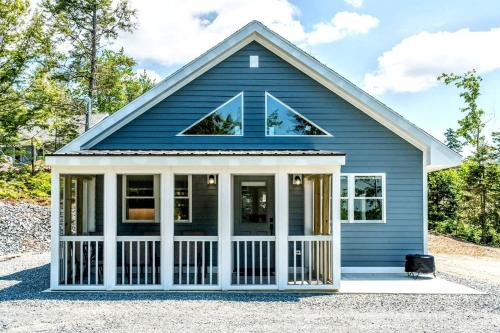 Peaceful Lakeside Cottage with Fire Pit & Screened Porch near Flanders Pond in Sullivan, Maine