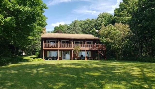 Peaceful log home on lake Champlain with mooring