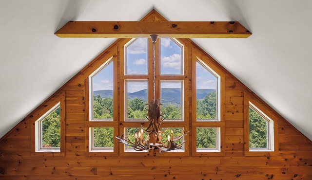 Peaceful Mountain Getaway: hiking, hot tub, and views