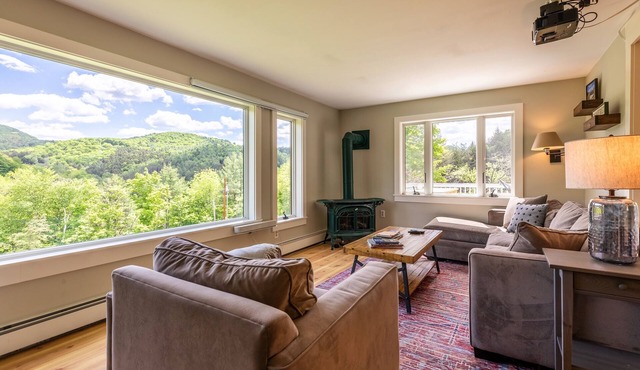 Peaceful oasis, stunning views, less than 10 mins from Woodstock Village