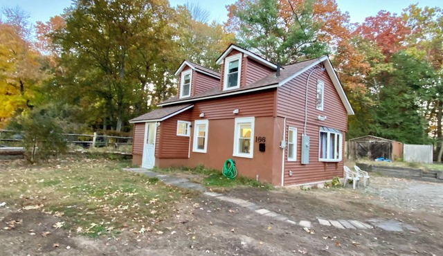 Peaceful & Private house in charming Simsbury. No pets