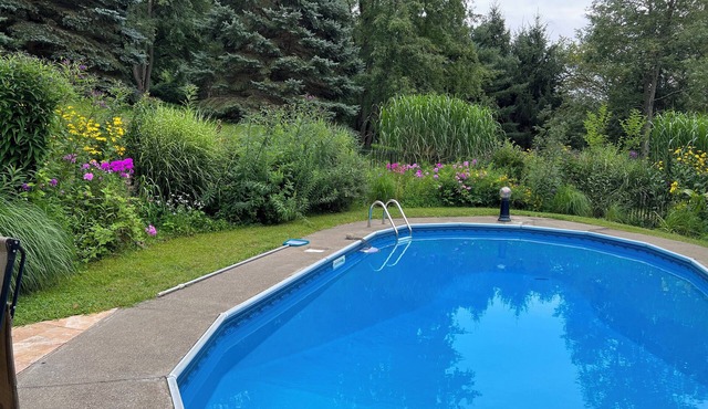 Peaceful & quiet 4-bedroom w pool, lovely garden, deck, outdoor shower, WiFi, AC