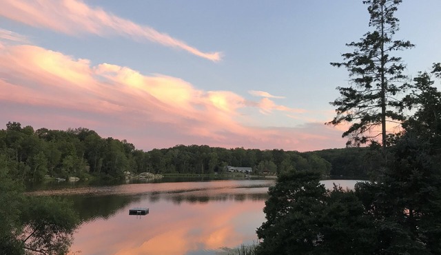 Peaceful & Quiet Lakeside Home with Hot Tub, Pool Table, Fire Pit