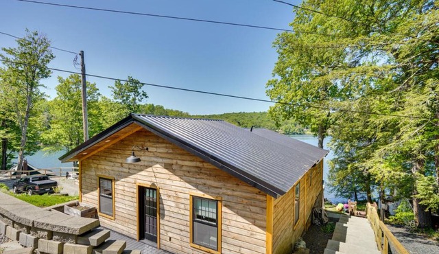 Peaceful Retreat on Burden Lake with Deck and Kayaks!