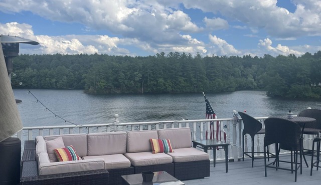 Peaceful Seasonal lake front cottage with view of Burden Lake