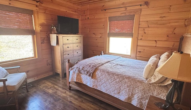 Peaceful Secluded Cabin Retreat 42 Acres, Pond, Hiking Trails Near Tappan Lake
