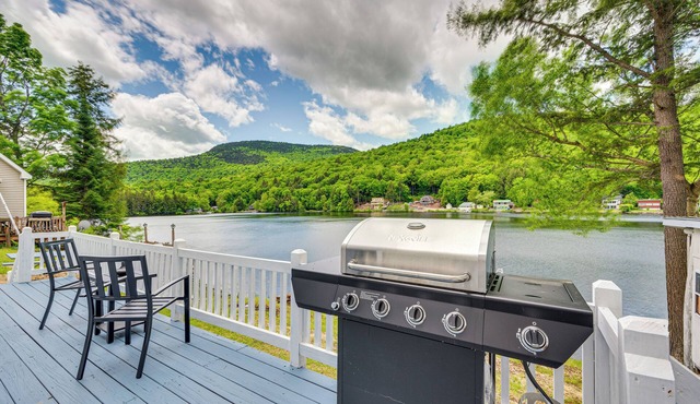 Peaceful Stark Cottage w/Deck on South Ponds!