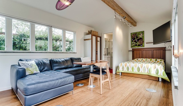 Peaceful tiny home with AC in charming Eugene perfect for getaway in Eugene