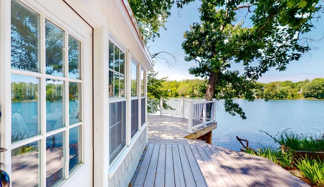 Peaceful waterfront cottage with furnished deck, beautiful view, firepit