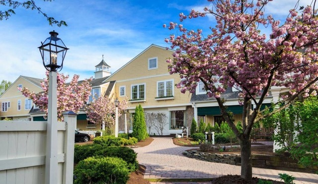 Perfect Retreat in Poolside Suite at Charming Historic Hotel-Modern Comforts-Spa