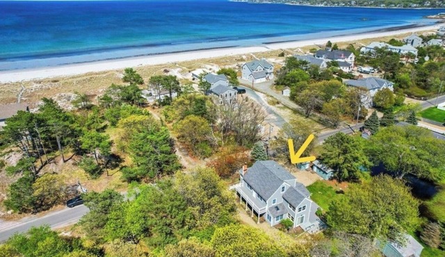 Perfect 4-bedroom beach house second row on private beach