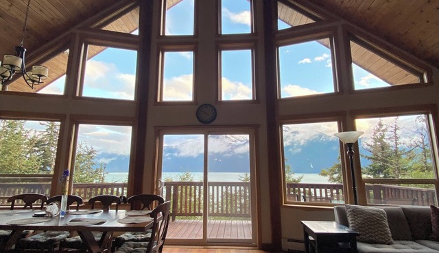 Perfect 6-bedroom house in Haines with plenty of space to relax