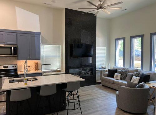 Perfectly located 2 bed/2 full bathroom/1 sofa bed