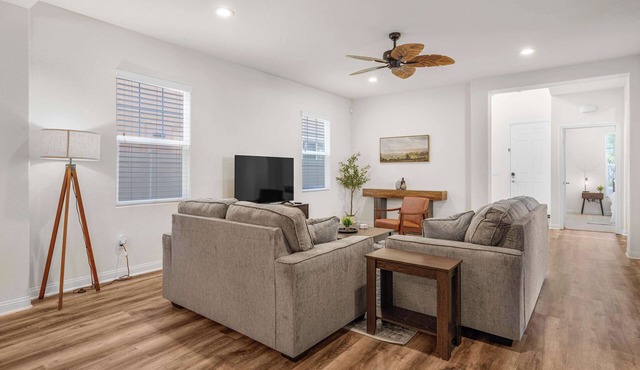 Pet-Friendly, 4 bdrm Riverpark Gem (30+ Day Stays)