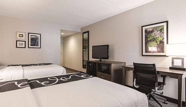 Pet-Friendly Accommodation Perfect for Portland Family Adventures, 2 Rooms