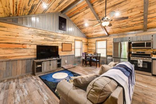 Pet-Friendly Broken Bow Cabin Near Lukfata Creek! in Broken Bow
