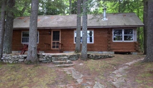 Pet-friendly cabin with a sandy beach and breathtaking mountain views!