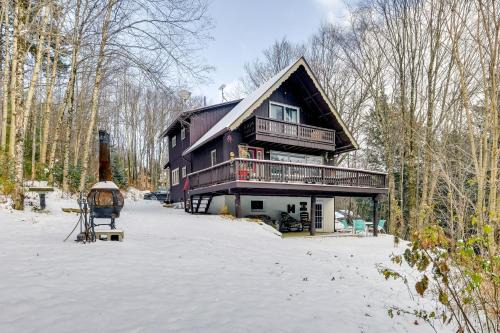 Pet-Friendly Home w/Deck: 4 Mi to Jay Peak Resort
