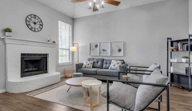 Pet Friendly Modern Home near DTFW, Arlington, HEB, and Dallas