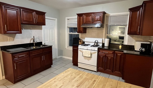 Pet-Friendly Two-Bedroom Condo just 15 minutes' Drive from Downtown