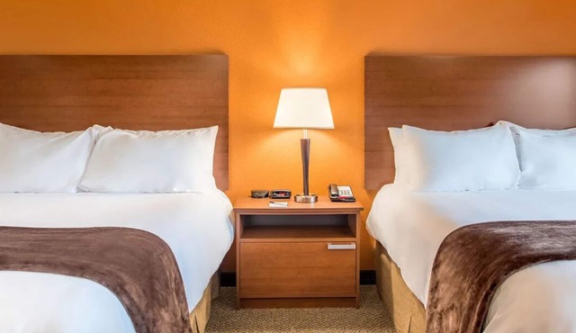 Pet-Loving Room Close to Trails at Lake Hastings – Affordable & Convenient