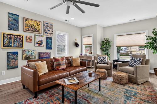 Phoenix Hill Full Duplex 4BR & 2 Kitchens for 8