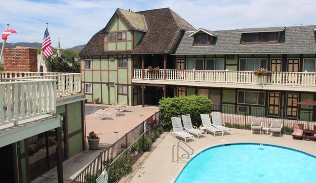 Photo Safari in Solvang! 2 Convenient Units, Pool, Close to Sunny Fields Park!
