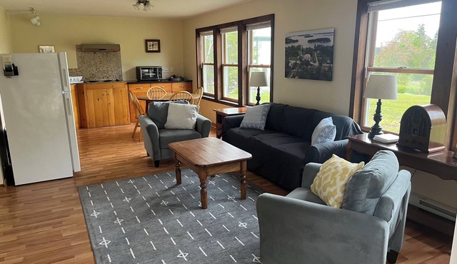 Pickwick Cottage - Conveniently-Located in Brooklin