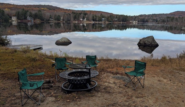 Picturesque 9 bedroom waterfront getaway on Highland lake.