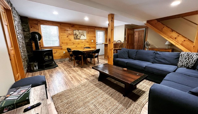 Pinewood Lodge | Cozy Pet-Friendly Log Cabin 5 min to Mt Sunapee