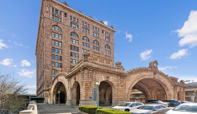 Placemakr Downtown Pittsburgh at The Pennsylvanian