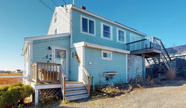Plum Island Getaway: fishing, swimming, beachcombing or relaxing on the deck