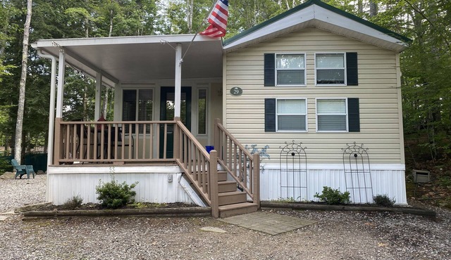 Point Sebago 3 BR, 1.5 bath Maine lake cottage near beach on Purple Rd
