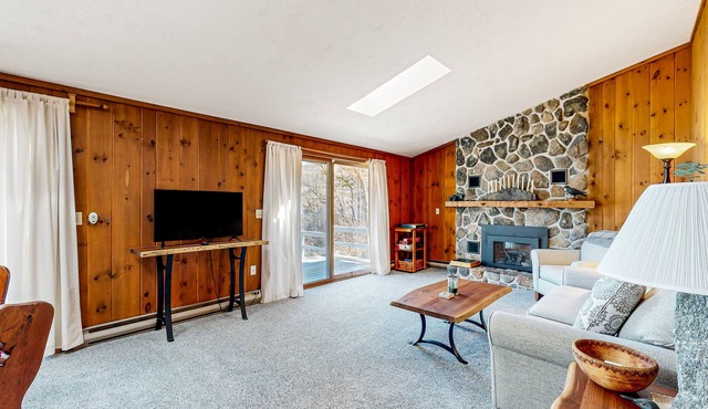 Pond & mountain view cabin with fireplace, workstation, W/D, deck, & internet