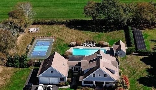 POOL AND PICKLEBALL within beautiful country setting close to Newport & Beaches