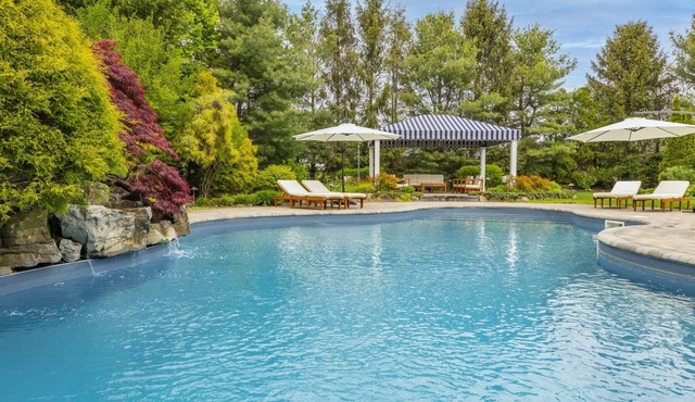 POOL + Beach 1 mi. to Greenport Village! Ask about Winter DEALS for 3+ nights.