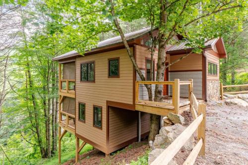 Poplar Treehouse - Rustic Luxury in Marshall