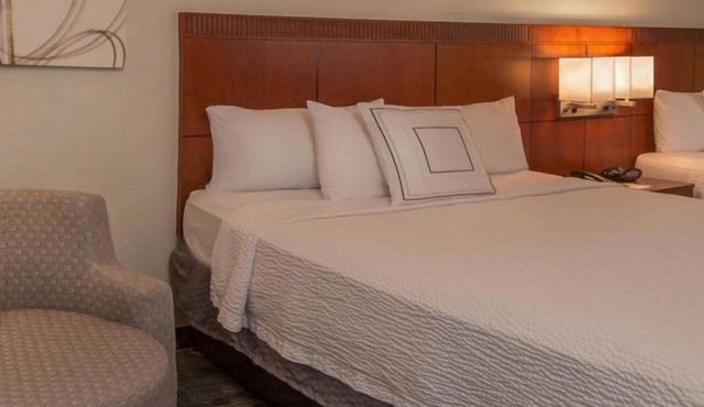 Prime Location! Comfortable Accessible Room, Self Parking & Onsite Starbucks!