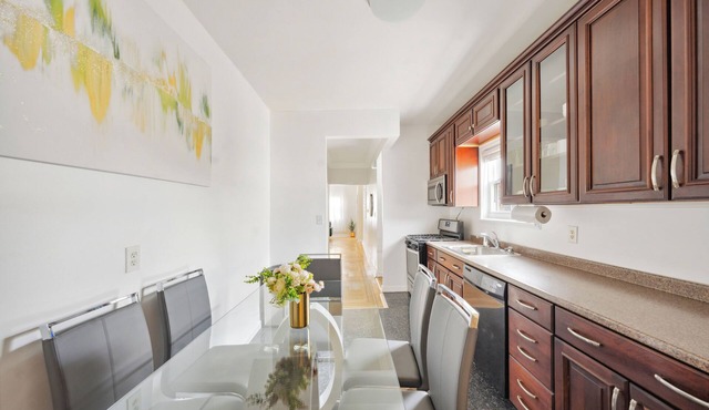 Prime NY Luxury Getaway with King Bed + Easy Parking