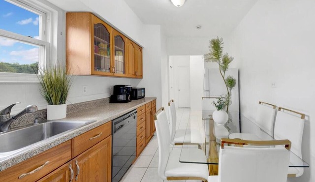 Prime NY Luxury Getaway King Bed + Easy Parking