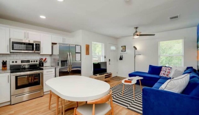 Pristine, Private, Central, Cozy, Fully-Equipped! in Austin