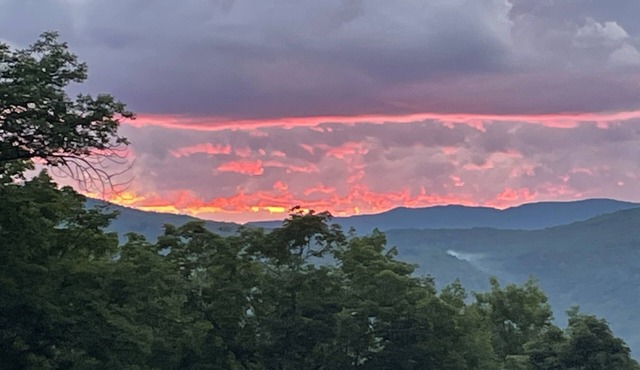 Private 5BR mt. view, pool, new hot tub, & fireplace!