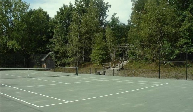 PRIVATE 65 ACRE ESTATE - POOL, TENNIS, PICKLEBALL, 4BR BOOK JULY OR AUG 2026 NOW