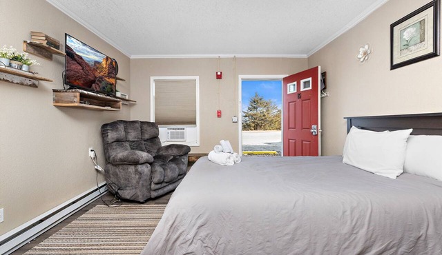Private and cozy apartment in small town Kansas!