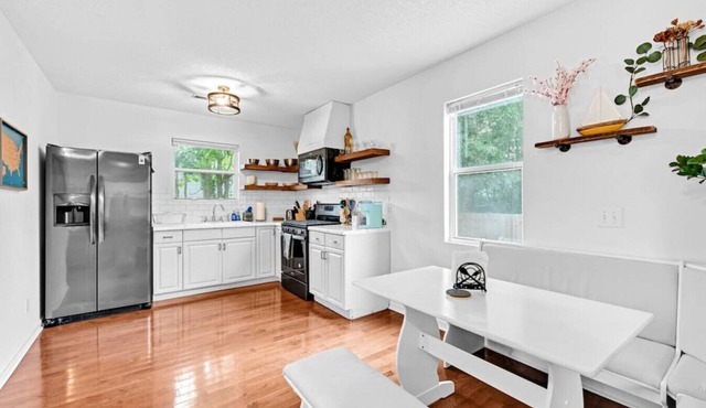 Private Backyard With Fire Pit, 15 Min to Downtown