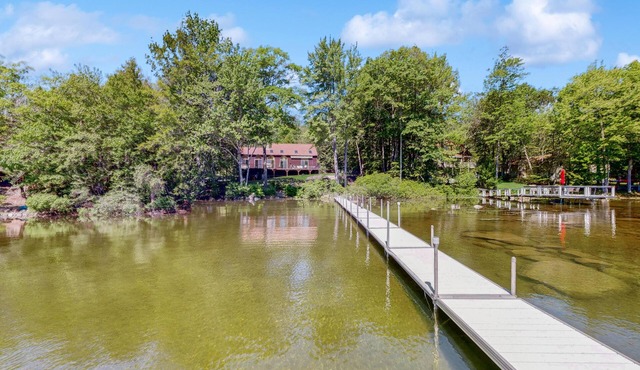 Private beach and dock: Beautiful views, dog friendly, large deck, mooring & AC