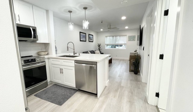 Private Beach Side Community Remodeled Unit w/Washer/Dryer/Parking/Jacuzzi