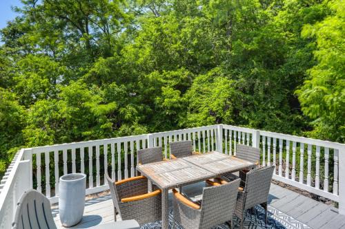 Private Deck & City Views! Spacious Cincinnati Apt