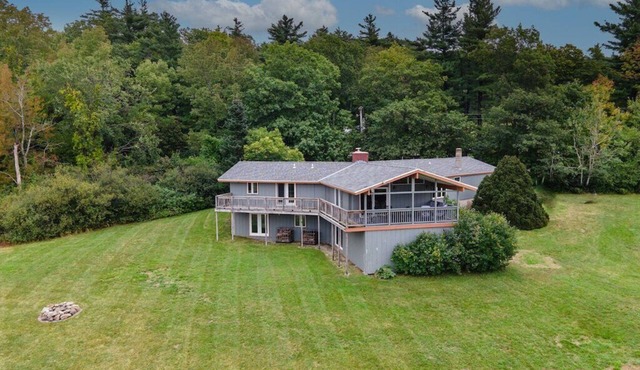 Private Field House - Spacious 4 Bedroom Home