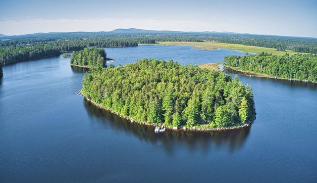 Private Island for family adventure! Cozy cabins, boating, swimming, memories!
